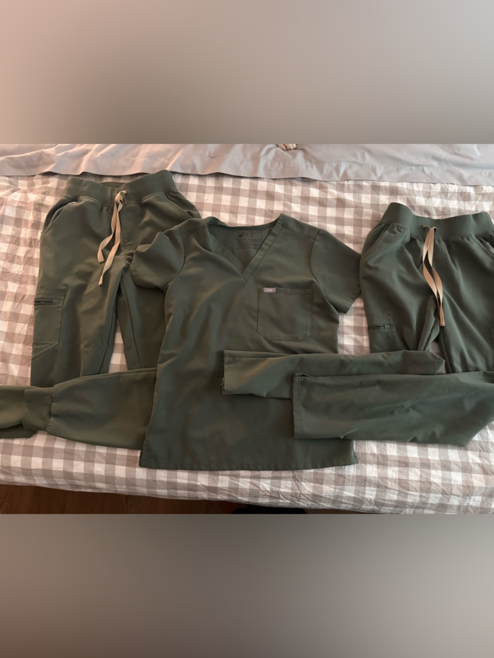 Figs Olive Green Scrub Set(2 pairs of bottoms included!!) - Women